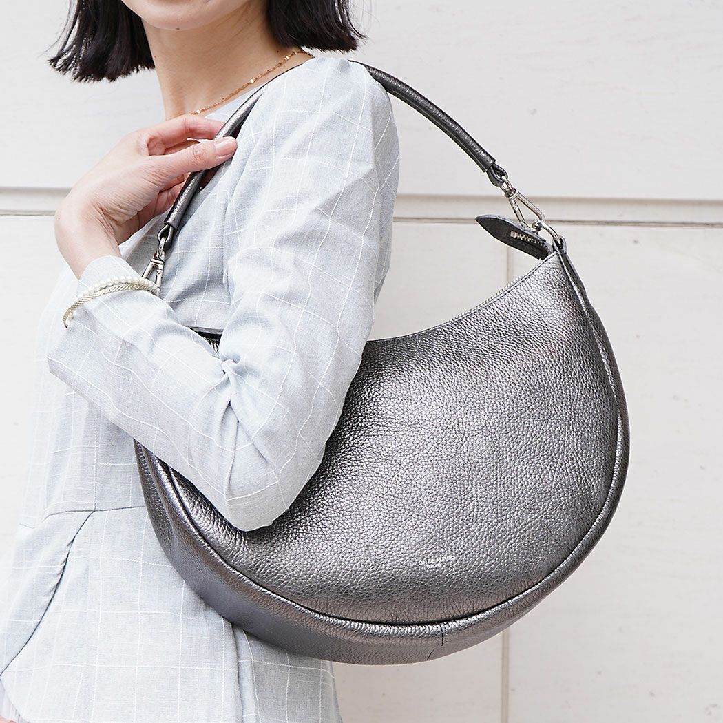 東京・広尾のスマイルマークと軽い上質なレザーのレディースバッグ 